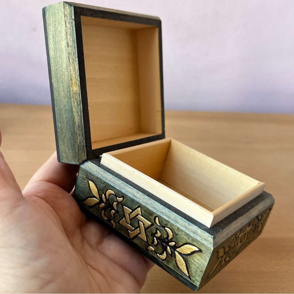 VINTAGE ISRAEL WOOD DECORATIVE BOX MENORAH MAGEN DAVID STAR OF DAVID GREEN GOLD - Picture 7 of 16